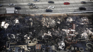 la-me-ln-massive-downtown-la-fire-closes-pg-00-043