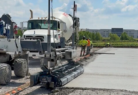 Máquina de pantalla colocando pavimento de concreto.